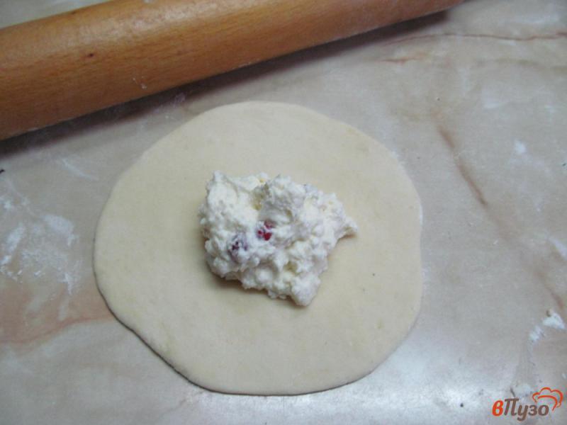 Фото приготовление рецепта: Пирожки с творогом и клюквой шаг №4