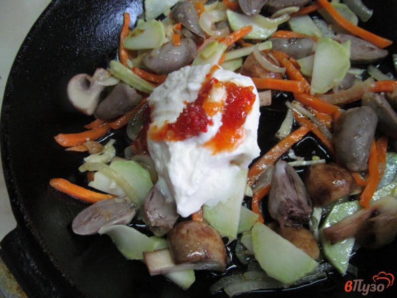 Фото приготовление рецепта: Рагу из куриных сердечек с овощами и грибами шаг №5
