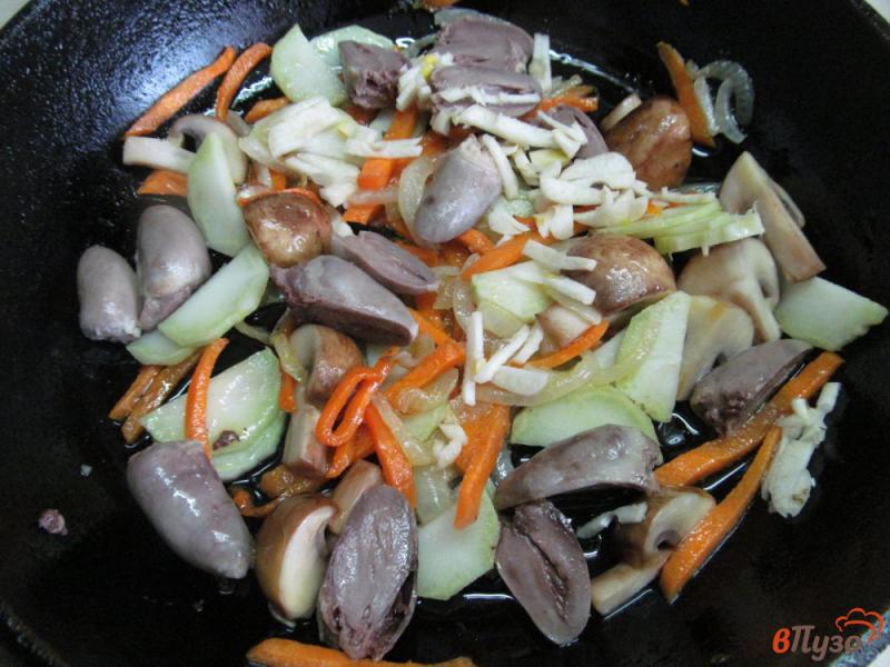 Фото приготовление рецепта: Рагу из куриных сердечек с овощами и грибами шаг №4