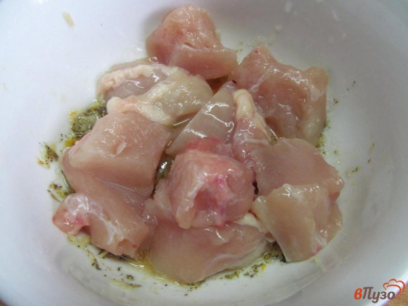 Фото приготовление рецепта: Куриная грудка с луком и оливками шаг №3