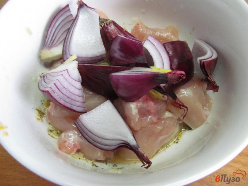 Фото приготовление рецепта: Куриная грудка с луком и оливками шаг №4