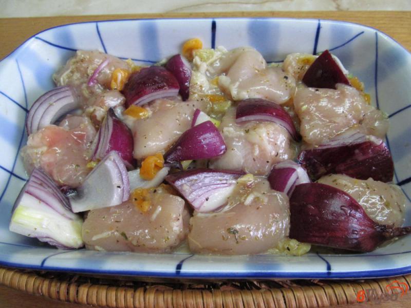 Фото приготовление рецепта: Куриная грудка с луком и оливками шаг №5