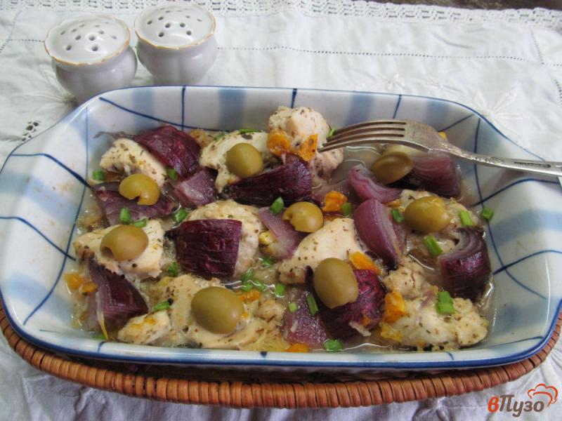 Фото приготовление рецепта: Куриная грудка с луком и оливками шаг №7