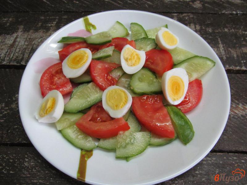 Фото приготовление рецепта: Огуречный салат с перепелиными яйцами шаг №3