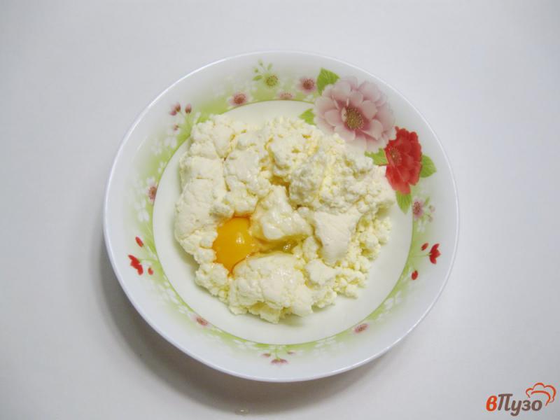 Фото приготовление рецепта: Пышные сырники с кефиром шаг №2