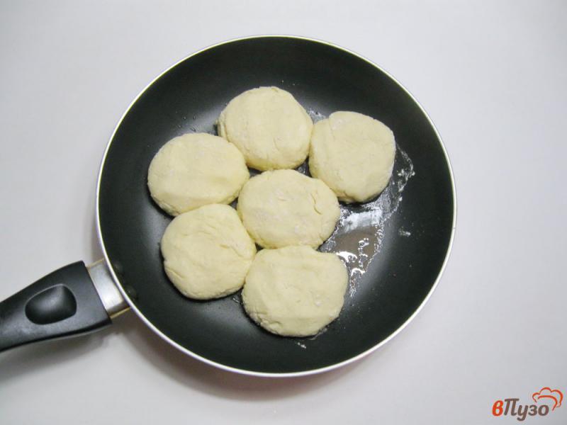 Фото приготовление рецепта: Пышные сырники с кефиром шаг №6