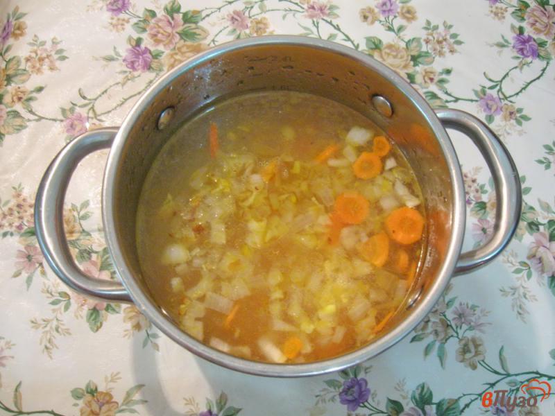 Фото приготовление рецепта: Суп с овсяными хлопьями и зеленым горошком шаг №3