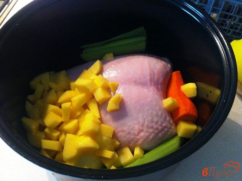 Фото приготовление рецепта: Суп куриный с брокколи шаг №2