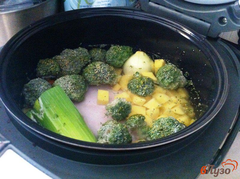 Фото приготовление рецепта: Суп куриный с брокколи шаг №3