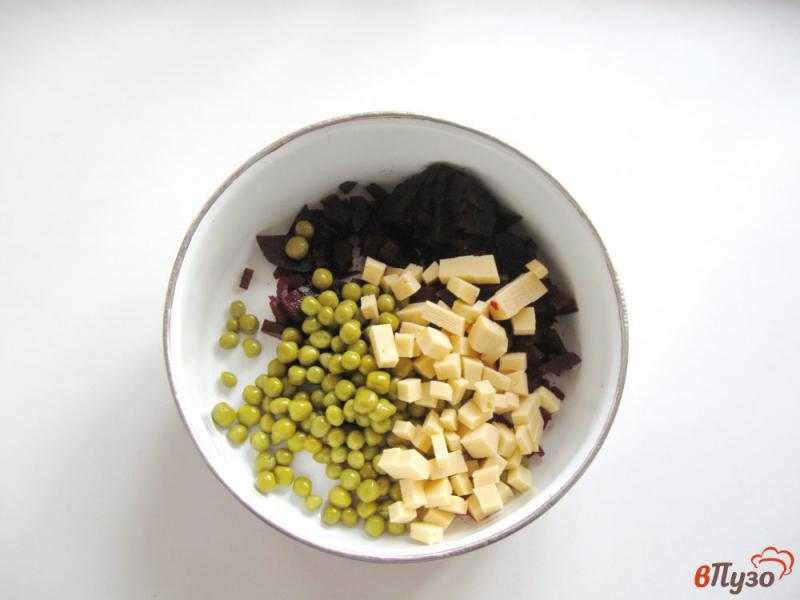 Фото приготовление рецепта: Салат из свеклы, сыра и зеленого горошка шаг №3