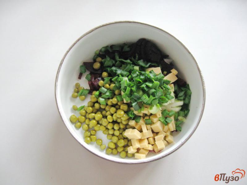 Фото приготовление рецепта: Салат из свеклы, сыра и зеленого горошка шаг №4