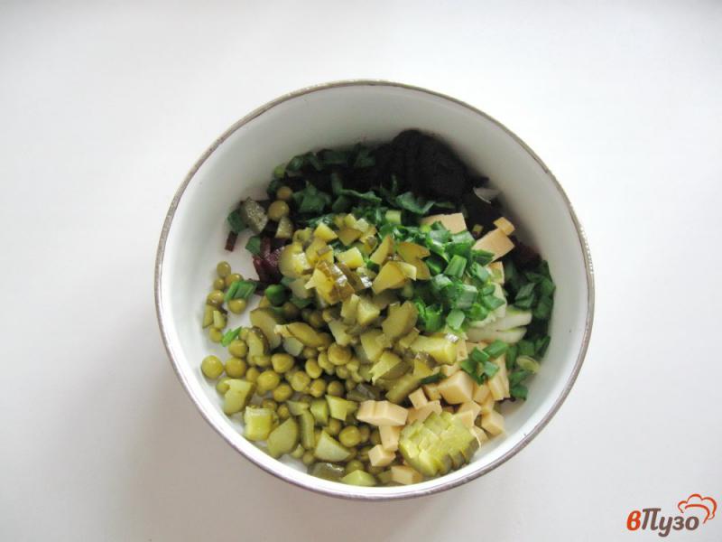 Фото приготовление рецепта: Салат из свеклы, сыра и зеленого горошка шаг №5