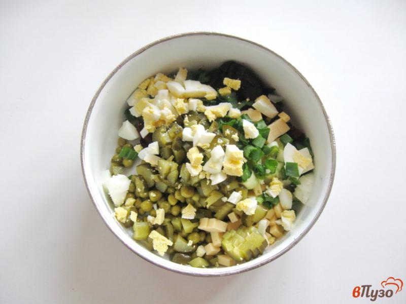 Фото приготовление рецепта: Салат из свеклы, сыра и зеленого горошка шаг №6