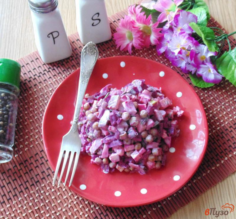 Фото приготовление рецепта: Салат из свеклы, сыра и зеленого горошка шаг №9