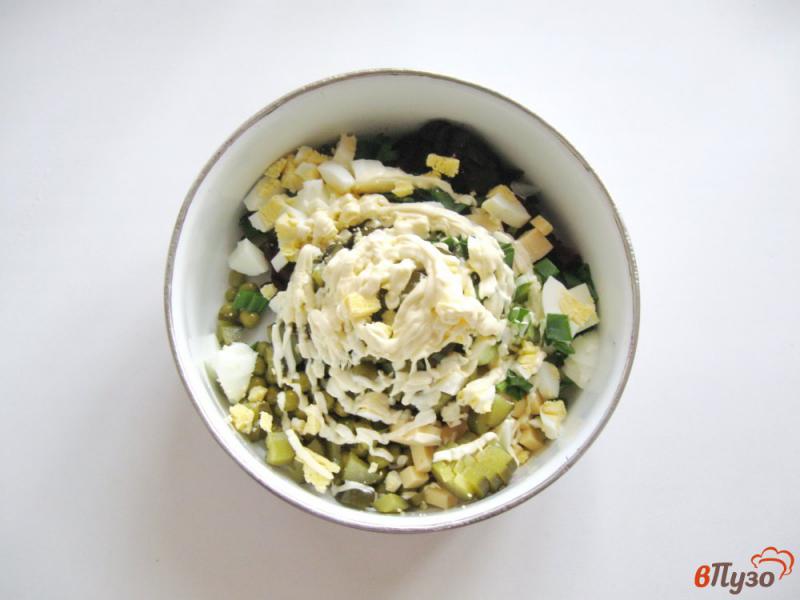 Фото приготовление рецепта: Салат из свеклы, сыра и зеленого горошка шаг №7