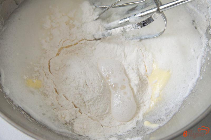 Фото приготовление рецепта: Бисквит с шоколадной крошкой в микроволновке шаг №4