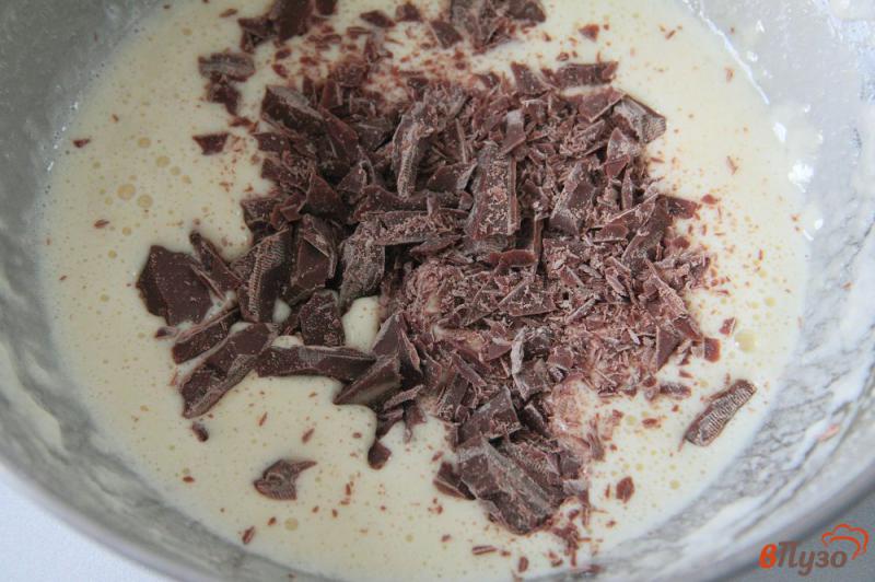 Фото приготовление рецепта: Бисквит с шоколадной крошкой в микроволновке шаг №5