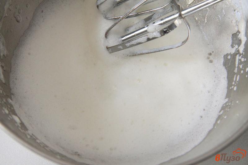 Фото приготовление рецепта: Бисквит с шоколадной крошкой в микроволновке шаг №2