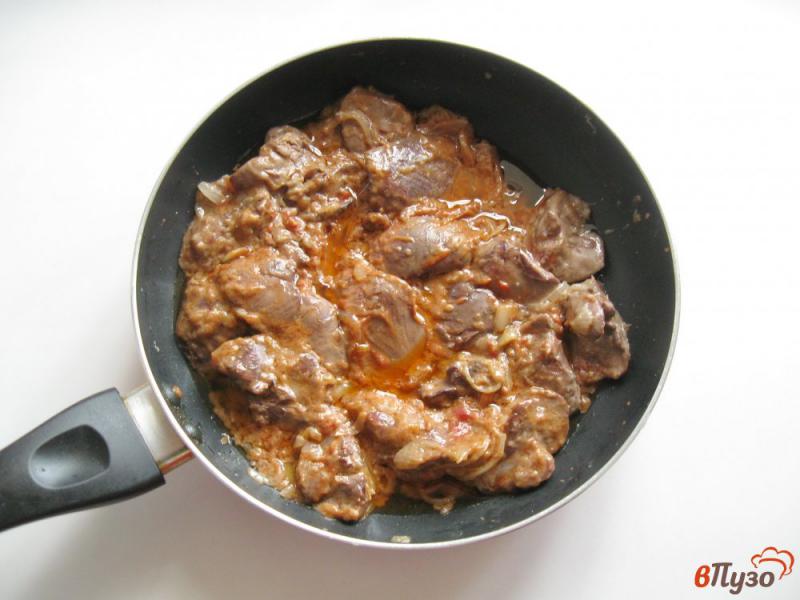 Фото приготовление рецепта: Куриная печень в сметанно-томатном соусе шаг №5