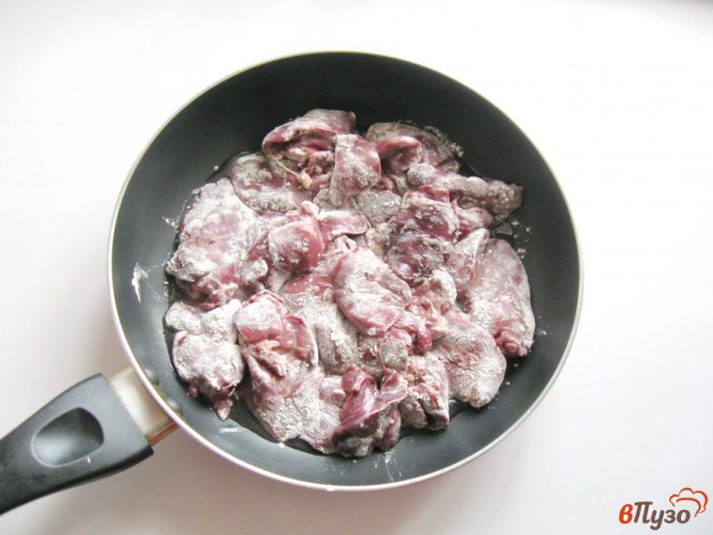 Фото приготовление рецепта: Куриная печень в сметанно-томатном соусе шаг №1
