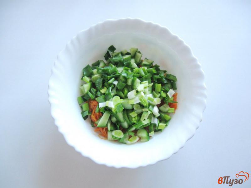 Фото приготовление рецепта: Салат с корейской морковью и огурцом шаг №3