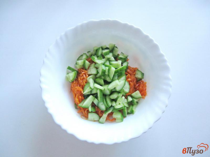 Фото приготовление рецепта: Салат с корейской морковью и огурцом шаг №2