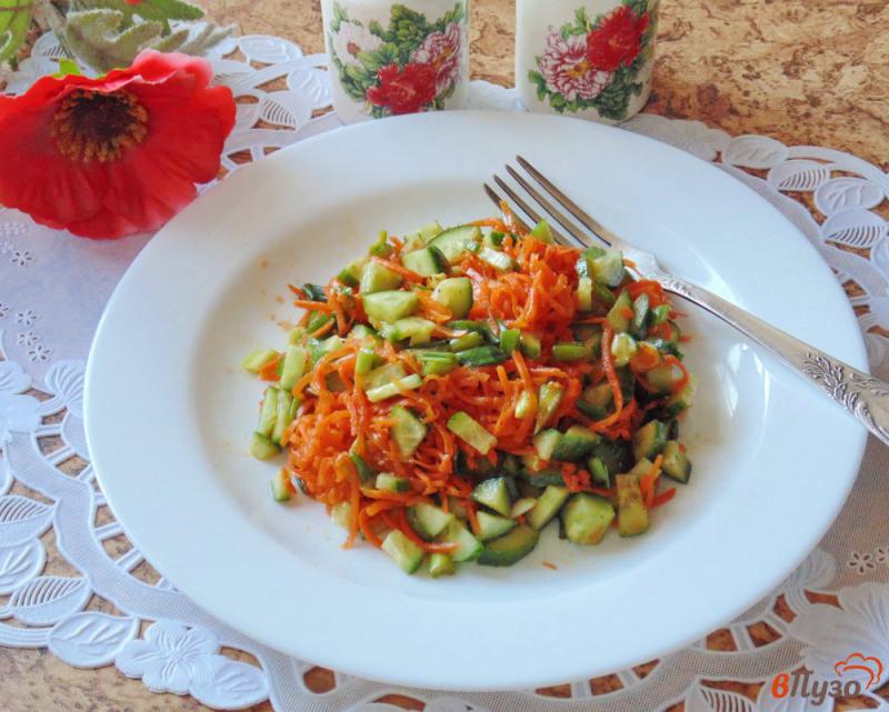 Фото приготовление рецепта: Салат с корейской морковью и огурцом шаг №5