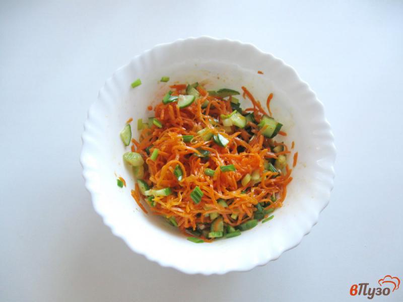 Фото приготовление рецепта: Салат с корейской морковью и огурцом шаг №4