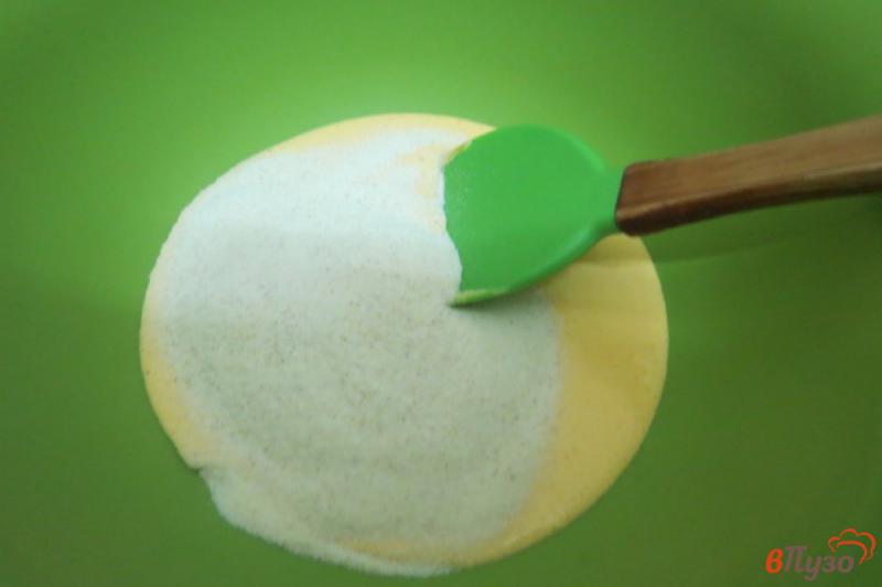 Фото приготовление рецепта: Бисквит манный в мультиварке шаг №5
