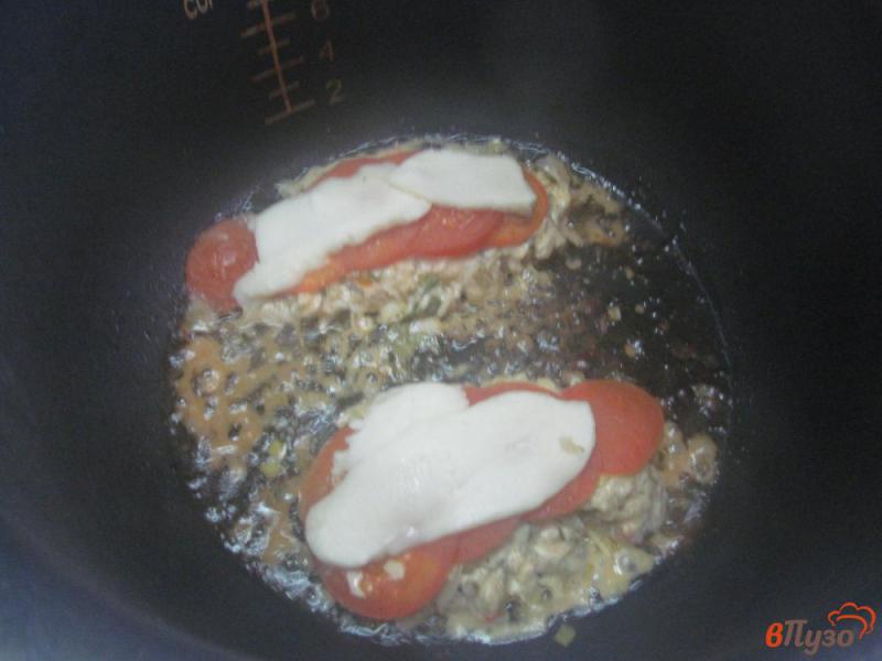 Фото приготовление рецепта: Куриное филе с помидором и сыром в мультиварке шаг №4