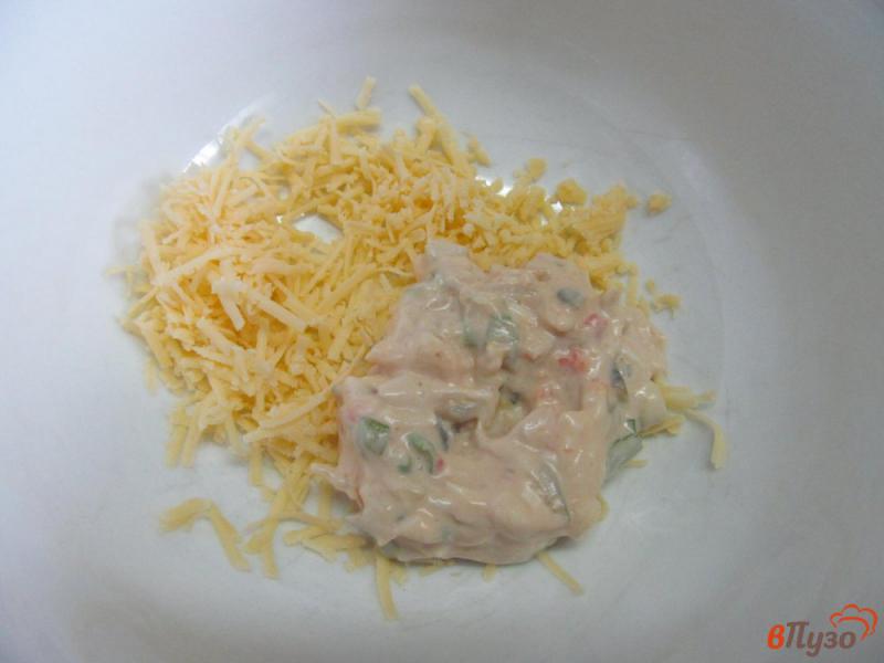 Фото приготовление рецепта: Куриное филе с помидором и сыром в мультиварке шаг №2