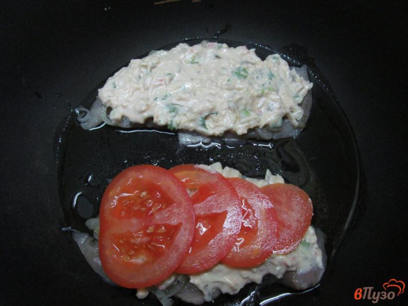 Фото приготовление рецепта: Куриное филе с помидором и сыром в мультиварке шаг №3