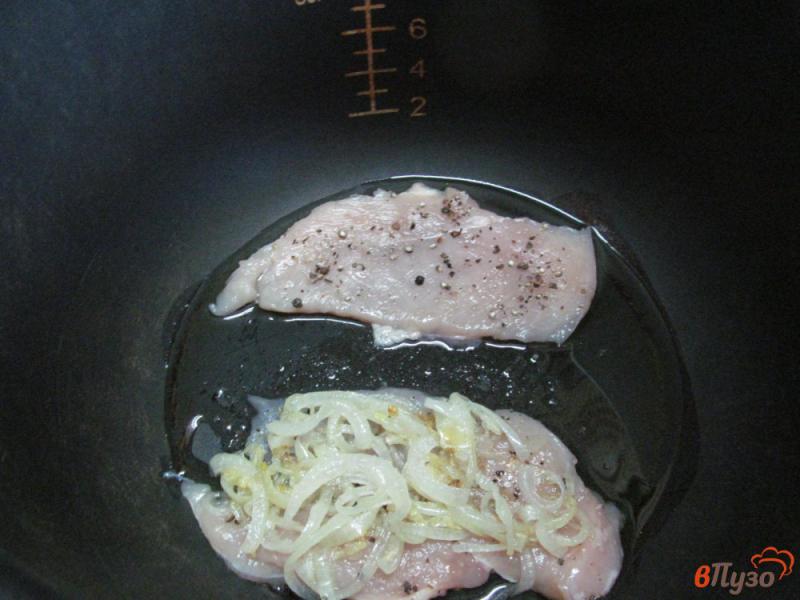 Фото приготовление рецепта: Куриное филе с помидором и сыром в мультиварке шаг №1
