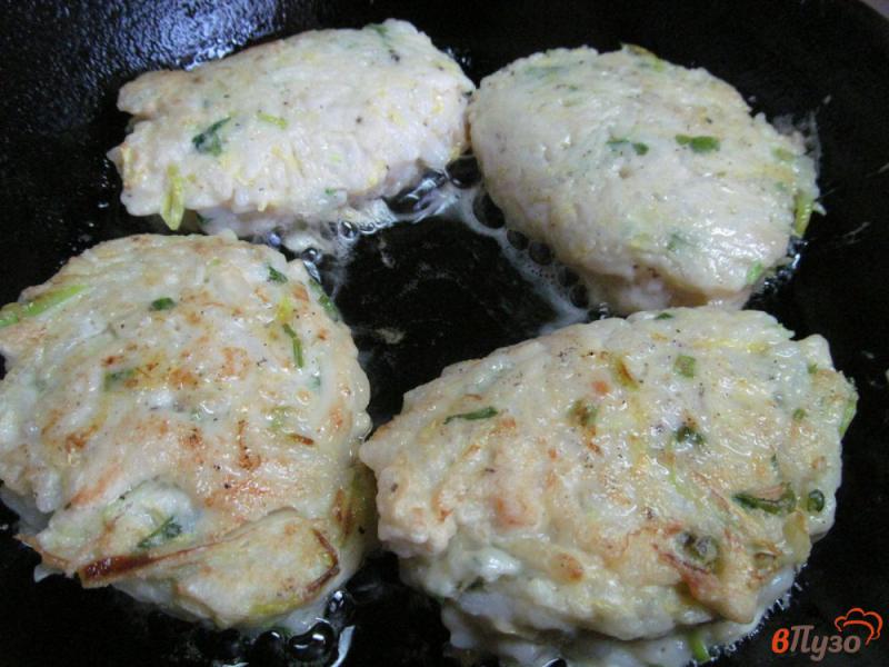 Фото приготовление рецепта: Котлеты из куриной грудки с рисом и пекинской капустой шаг №4