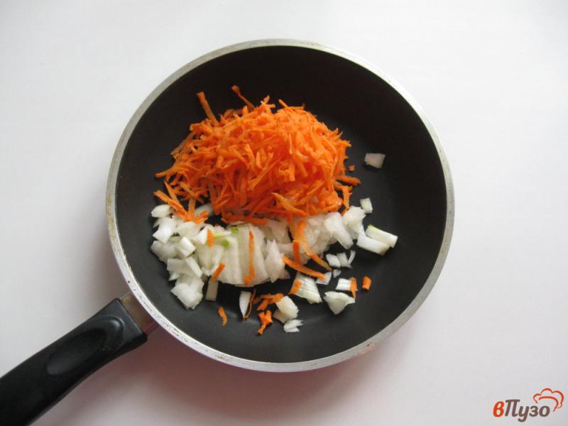 Фото приготовление рецепта: Салат с квашеной капустой и редькой шаг №1