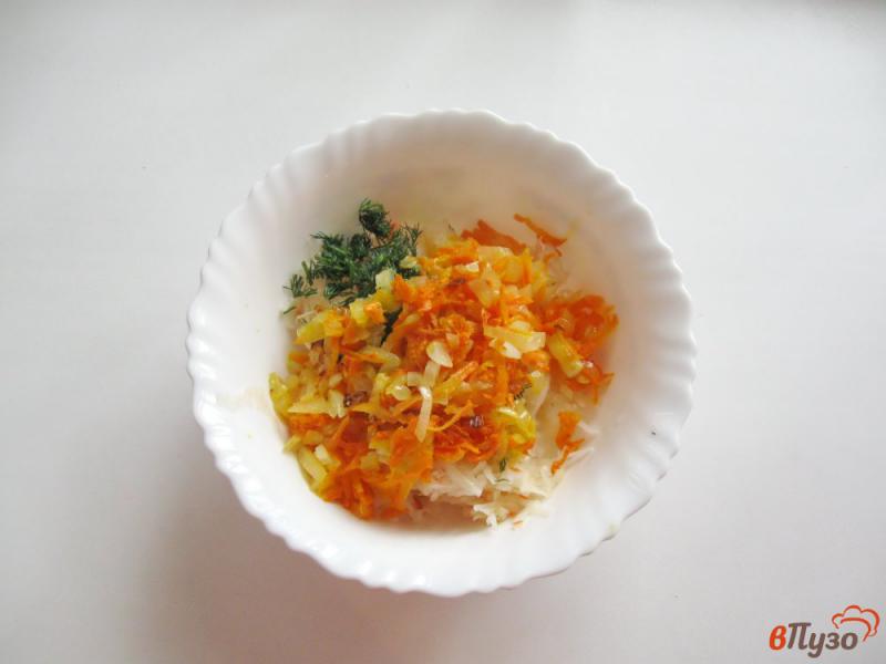 Фото приготовление рецепта: Салат с квашеной капустой и редькой шаг №5