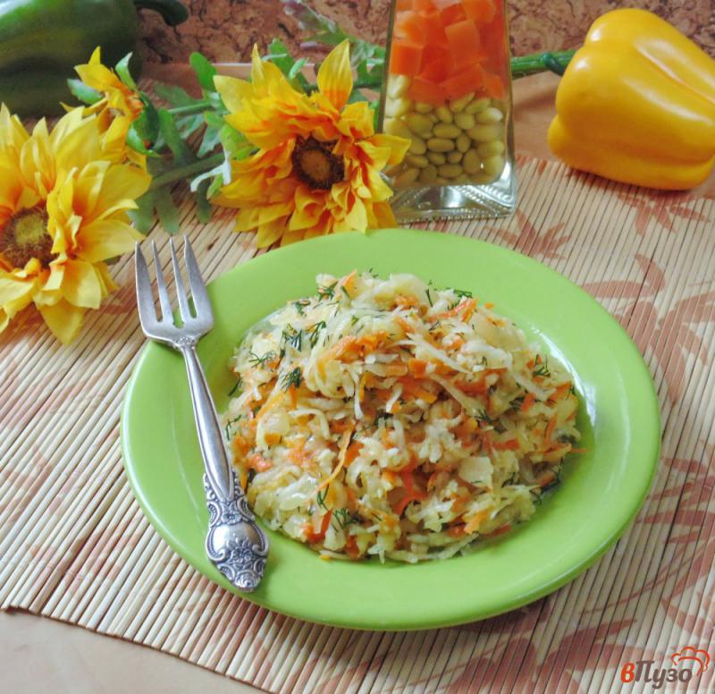Фото приготовление рецепта: Салат с квашеной капустой и редькой шаг №7