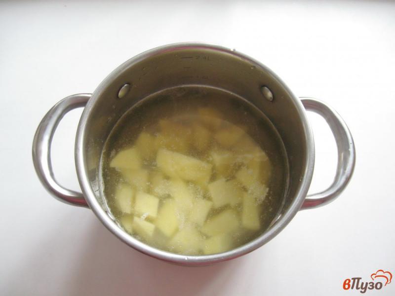 Фото приготовление рецепта: Суп с плавленым сыром и сосисками шаг №1