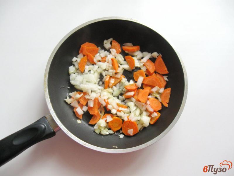 Фото приготовление рецепта: Суп с плавленым сыром и сосисками шаг №2