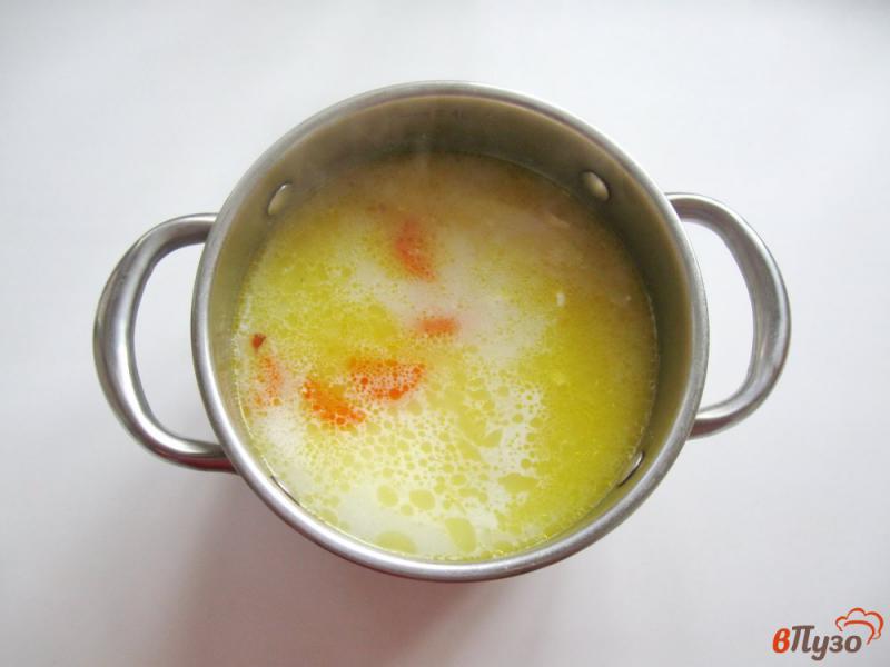 Фото приготовление рецепта: Суп с плавленым сыром и сосисками шаг №5
