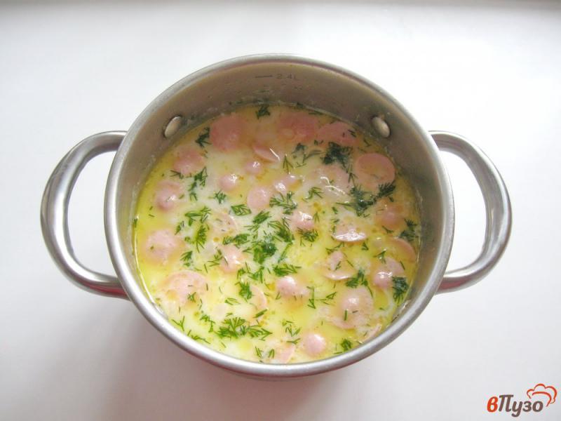 Фото приготовление рецепта: Суп с плавленым сыром и сосисками шаг №7