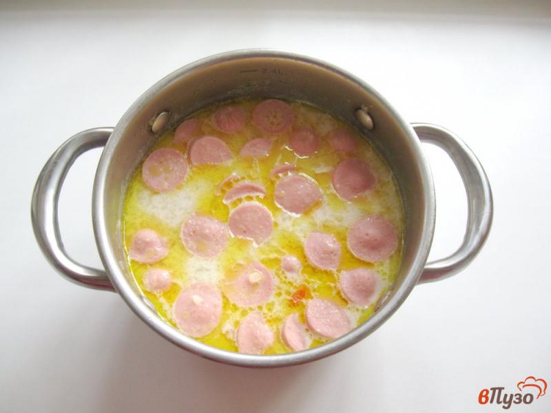 Фото приготовление рецепта: Суп с плавленым сыром и сосисками шаг №6