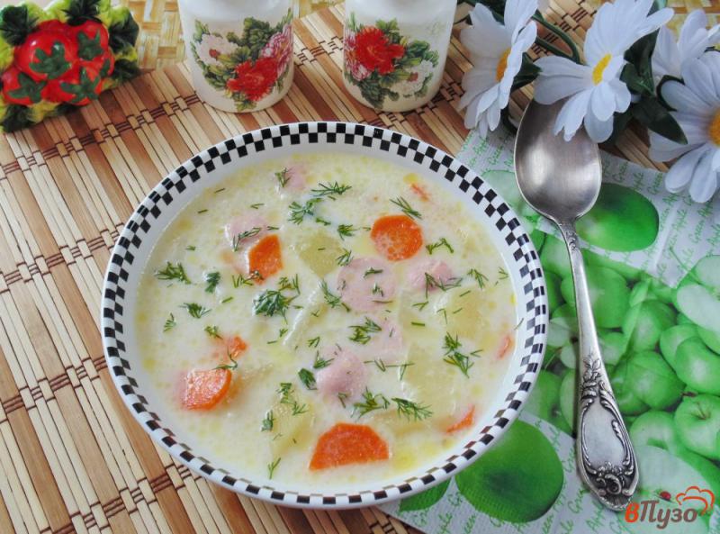 Фото приготовление рецепта: Суп с плавленым сыром и сосисками шаг №8