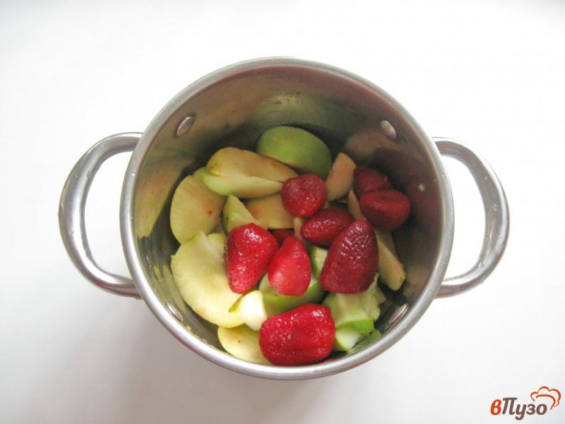 Фото приготовление рецепта: Кисель из клубники с яблоками шаг №2