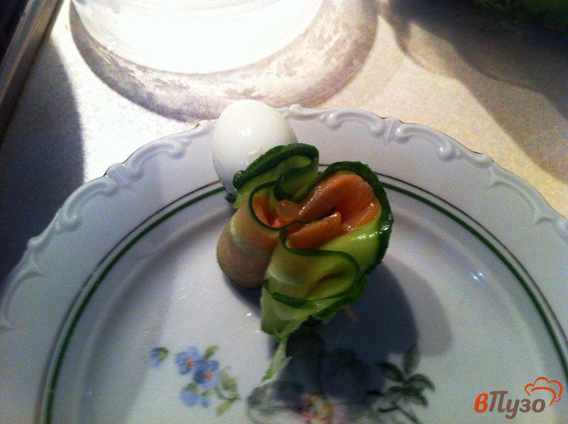 Фото приготовление рецепта: Закуска на шпажках из лосося с перепелиным яйцом шаг №4