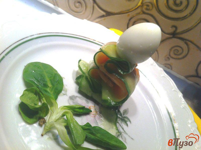 Фото приготовление рецепта: Закуска на шпажках из лосося с перепелиным яйцом шаг №5