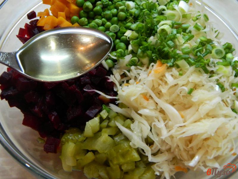 Фото приготовление рецепта: Салат винегрет с зеленым горошком и кунжутом шаг №5