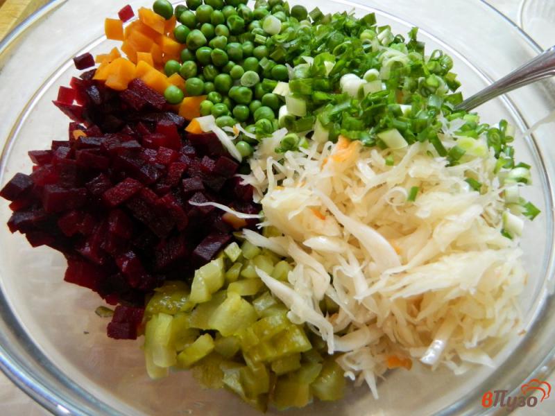 Фото приготовление рецепта: Салат винегрет с зеленым горошком и кунжутом шаг №4