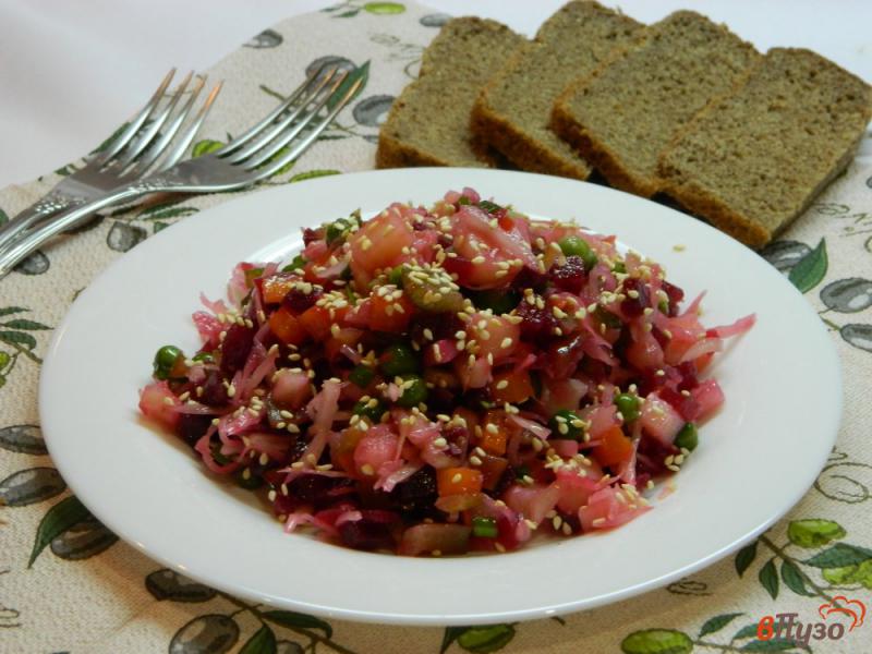 Фото приготовление рецепта: Салат винегрет с зеленым горошком и кунжутом шаг №6