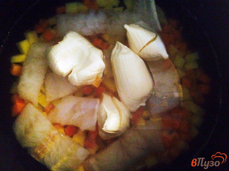 Фото приготовление рецепта: Рыбный суп со шпинатом и плавленным сыром шаг №5